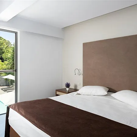 Oktober Downtown Hotel 3*