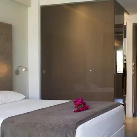 Oktober Downtown Boutique Hotel 3*