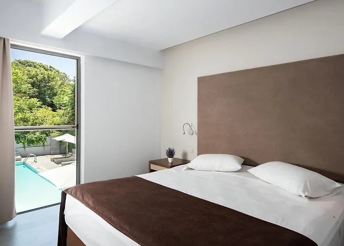 호텔 Oktober Downtown Boutique 3*